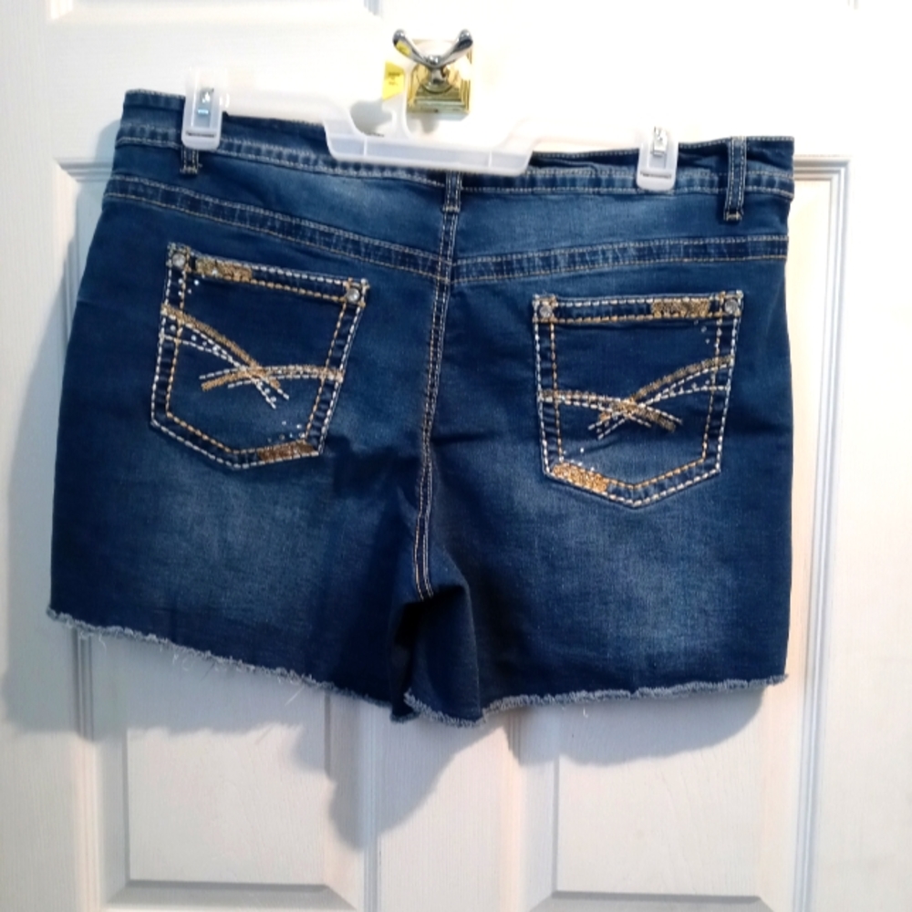 Size 18 with pocket design shorts